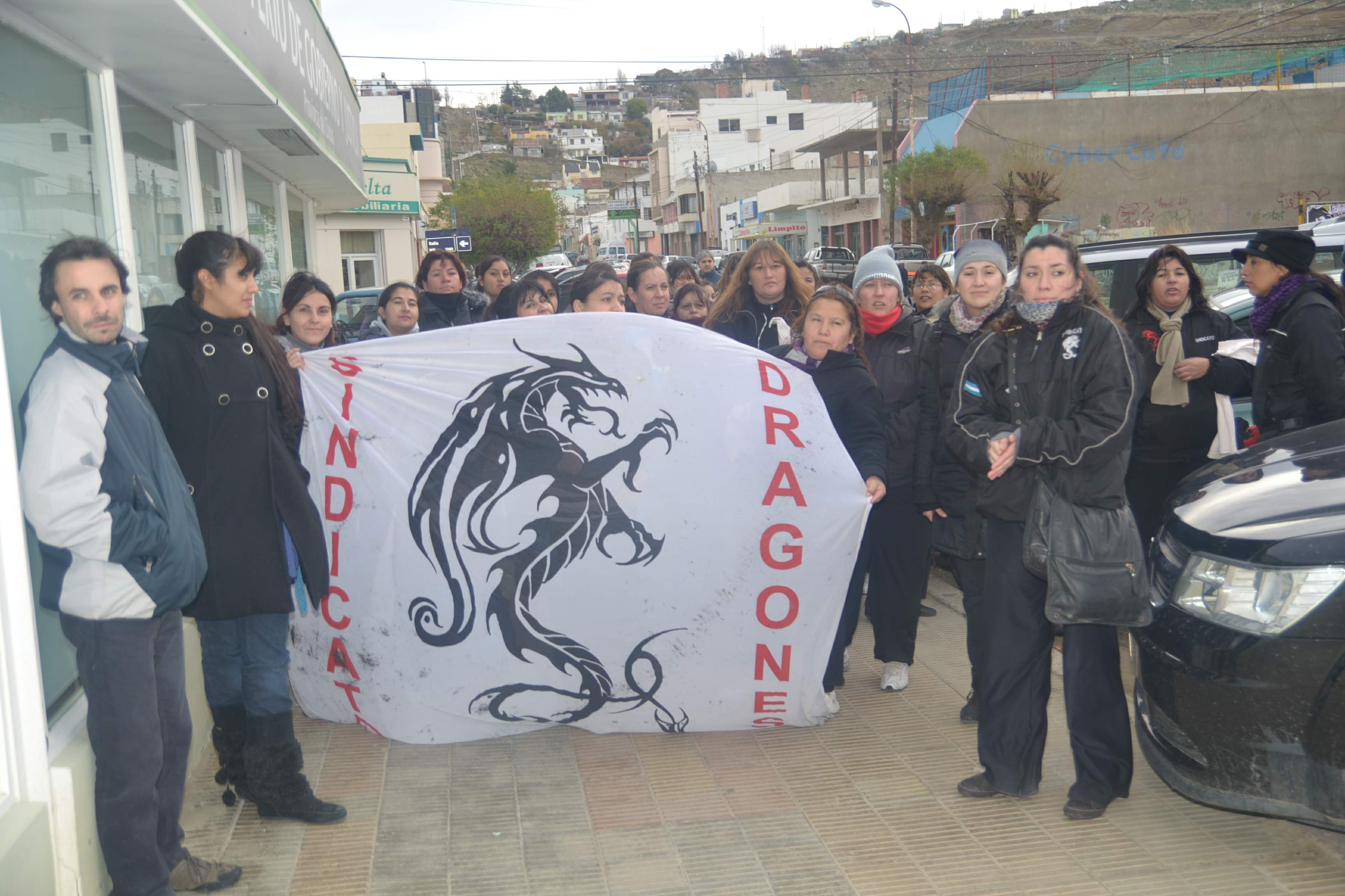 Mujeres de “Dragones” se movilizan por el centro de Comodoro