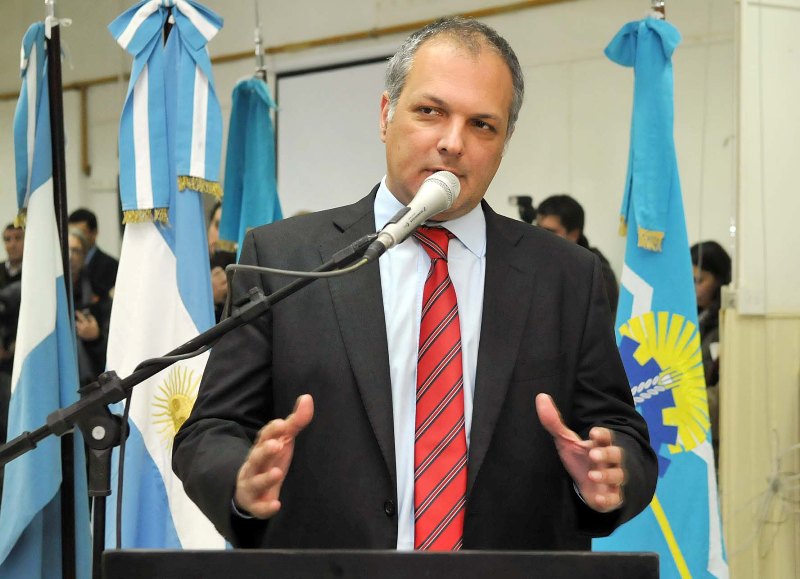 Buzzi les pedió a las cooperativas que no arman corporaciones