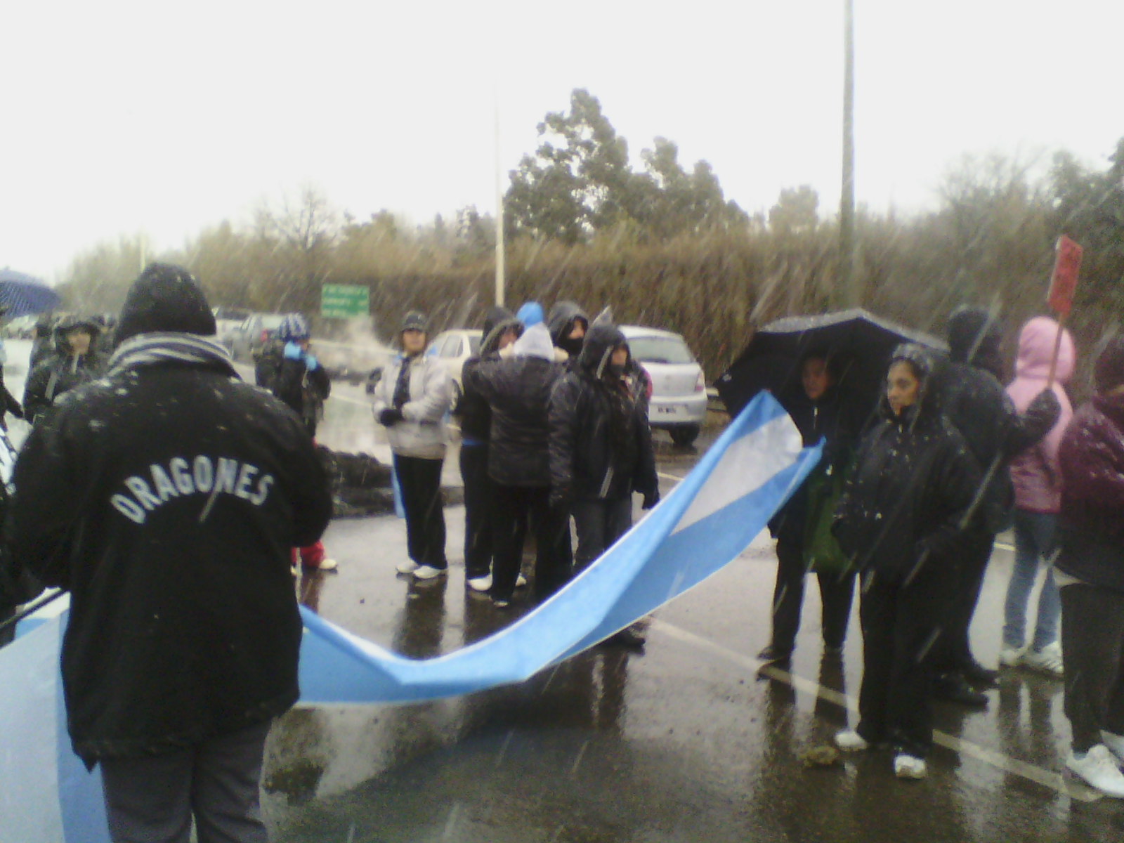 Mujeres de los “Dragones” protestaron en ruta 3 y 26
