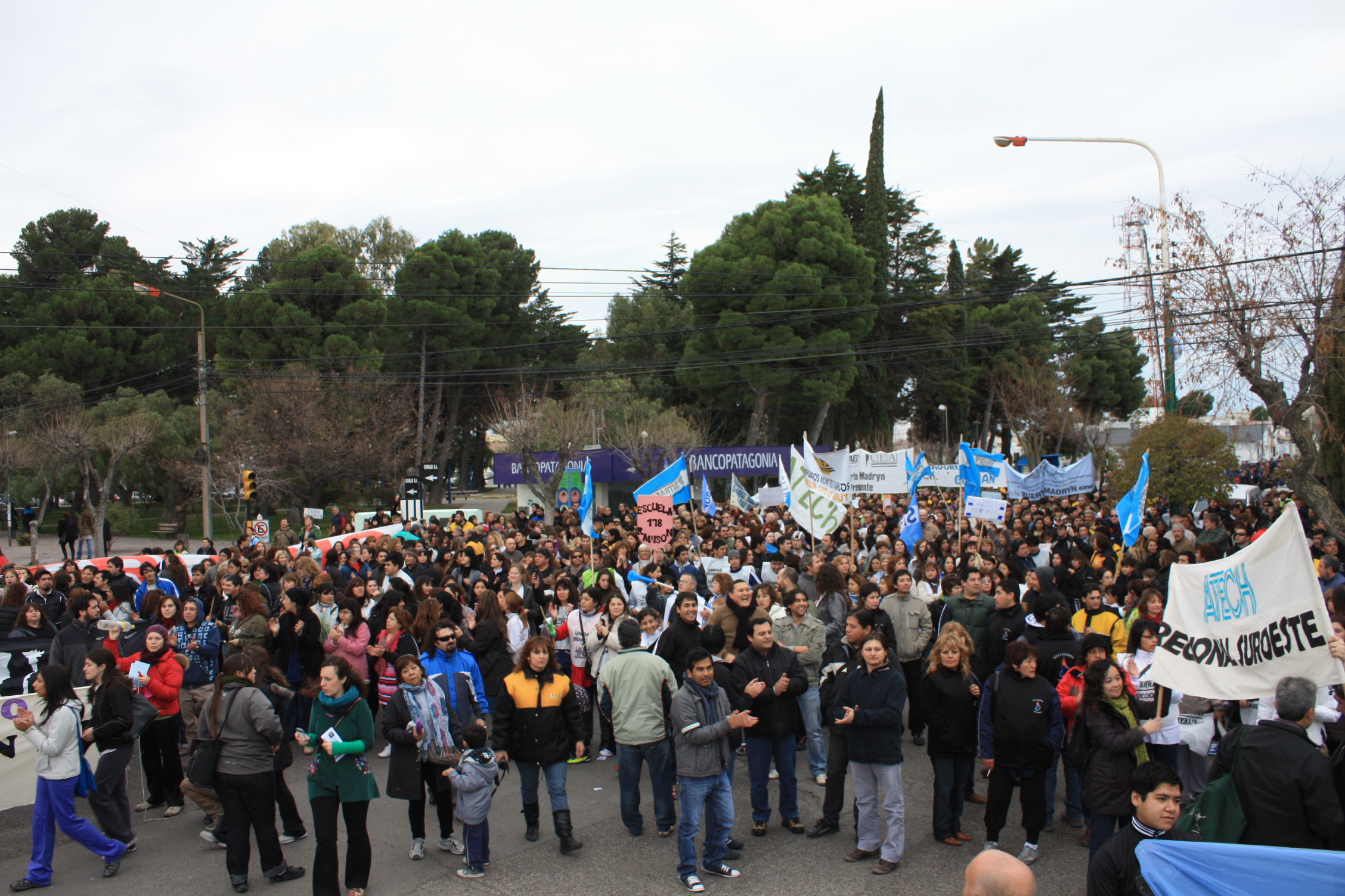 2 mil personas marcharon por las calles de Rawson