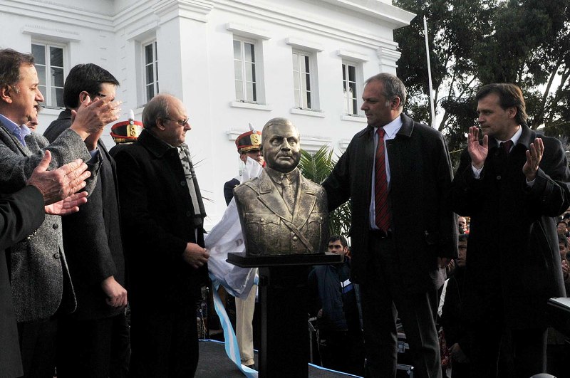 Del relato histórico a la construcción de poder real