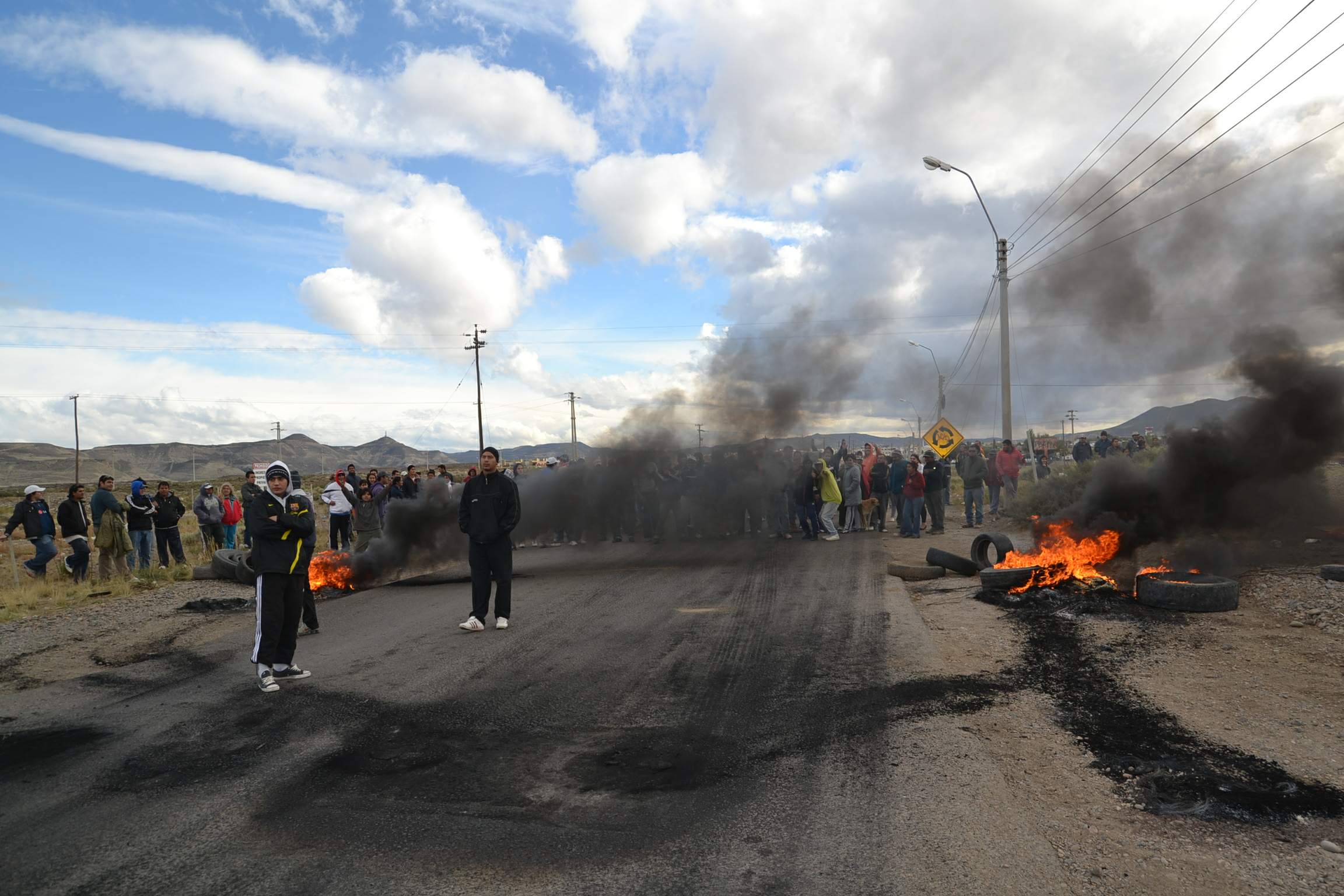 Cortan rutas reclamando por servicios