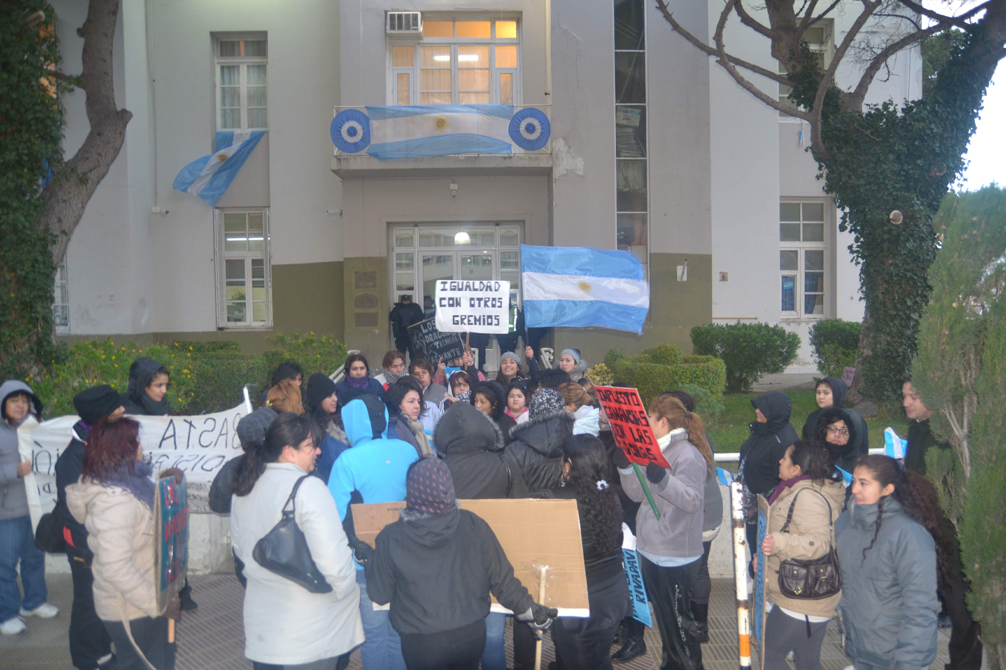 Esposas de los ‘Dragones’ se suman al reclamo con una movilización