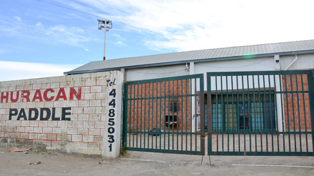 Roban diez mil pesos en canchas de padel de Huracán