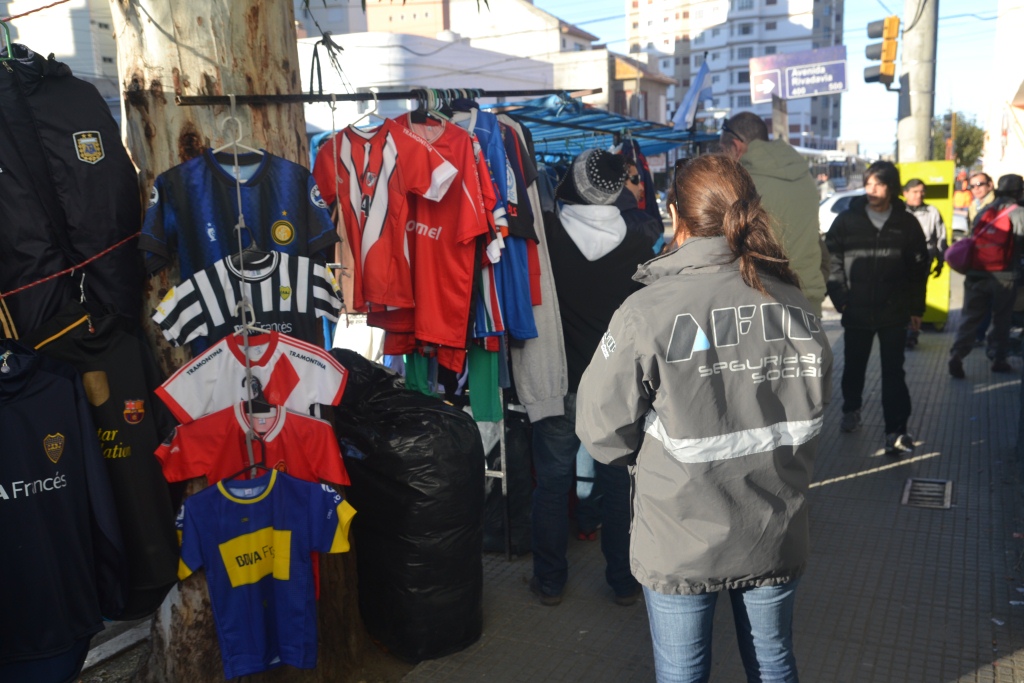 Clausuran vendedores ambulantes en el centro