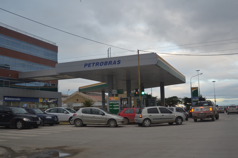 Camioneros mantiene los bloqueos en varias refinerías