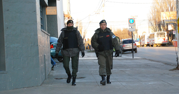 En Santa Cruz hay plata para los gendarmes y no para la policía
