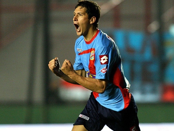 Burdisso firmaría con Boca