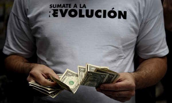 Persiste la baja de los depósitos en dólares