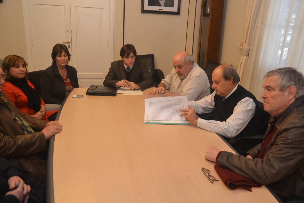 Entregan título de propiedad de tierra para Bomberos