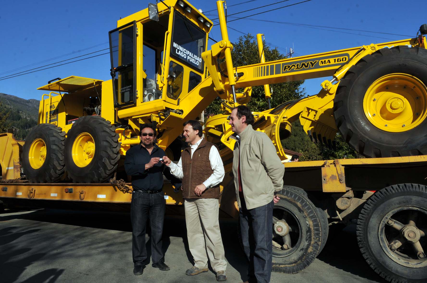 Mac Karthy firmó obras en la Comarca Andina