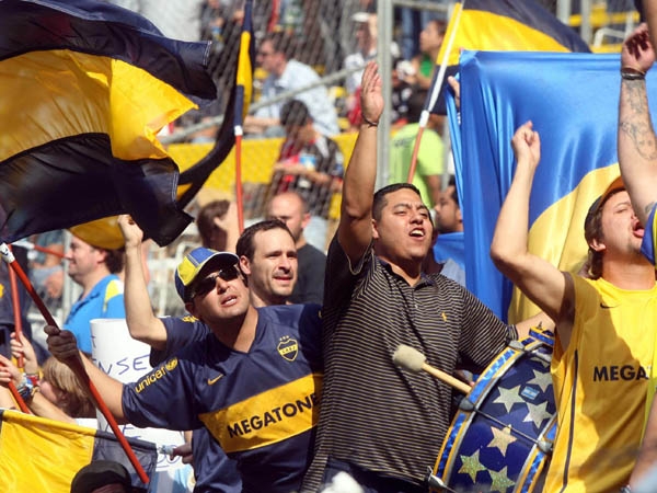 Hinchas de Boca sin entradas amenazan con ingresar por la fuerza a la final