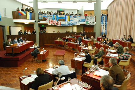 Fuerte debate en la Legislatura por el marco regulatorio