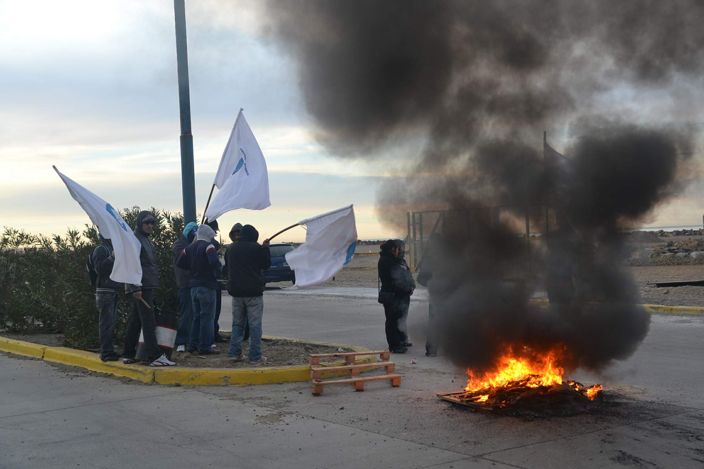 Trabajadores del STIA se manifiestan en la entrada al Puerto