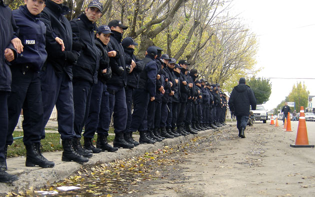 Santa Cruz: ofrecen 34% de aumento a policías acuartelados