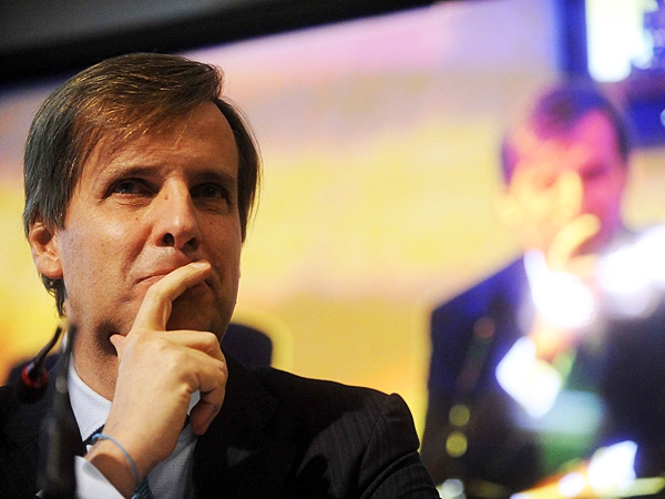 Críticas al Gobierno por obligar a bancos a dar préstamos al 15%