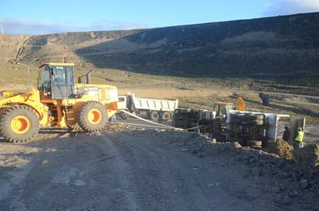 Volcó camión que trabaja en aterrazamiento del Chenque