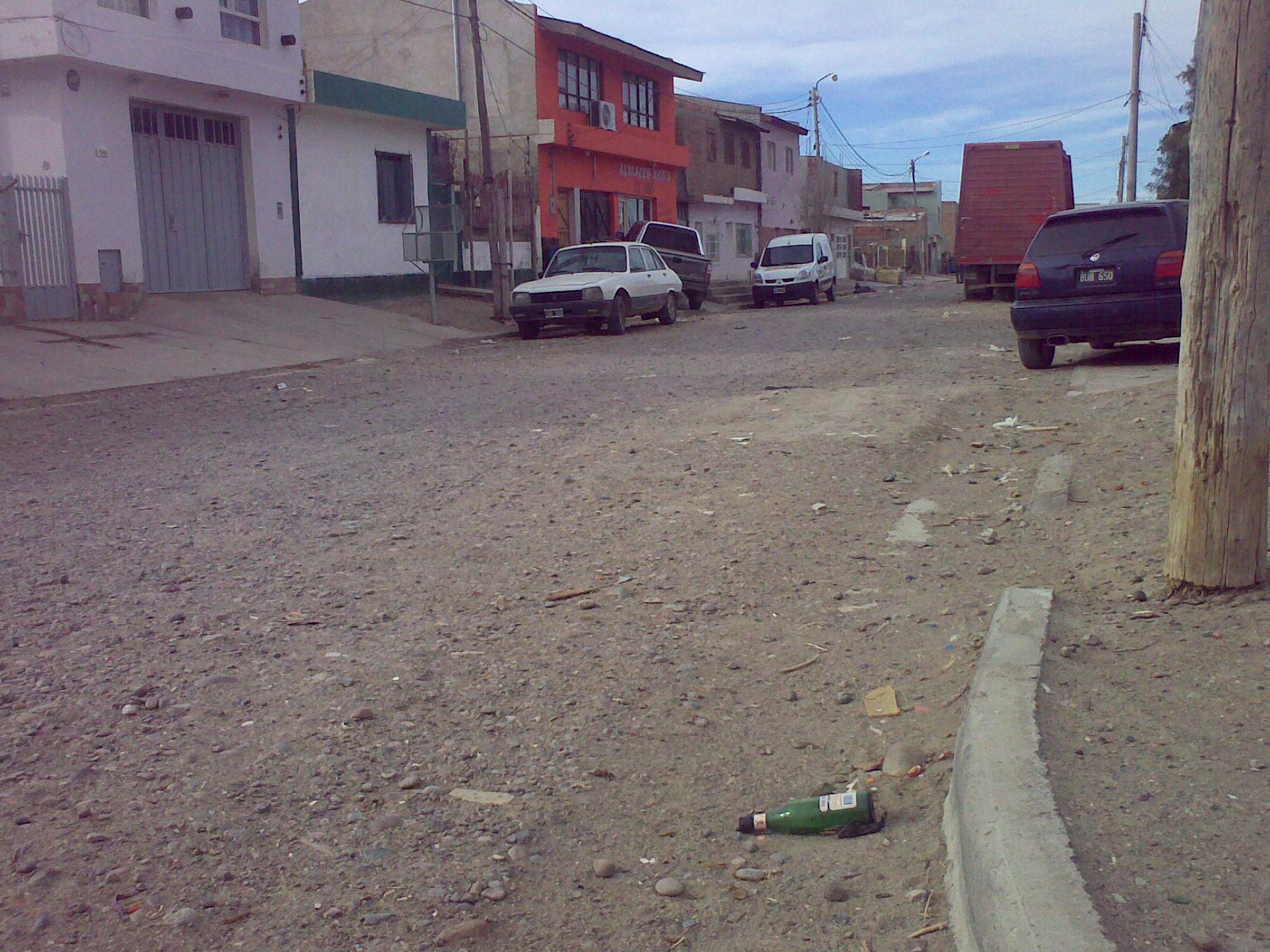 Encuentran un bebé que era comido por un perro