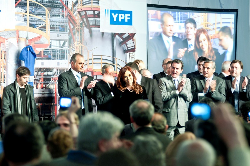 Buzzi firmó el pacto federal hidrocarburífero con la presidenta