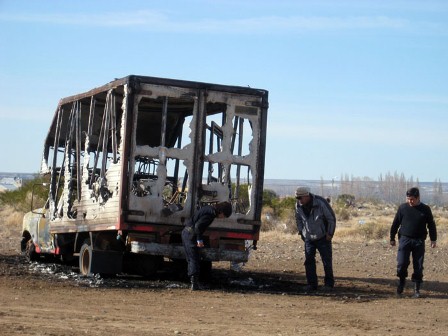 Roban e incendian camión del Ministerio de Educación