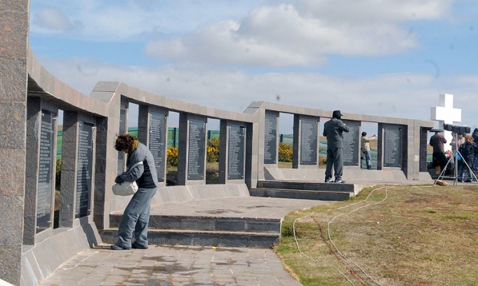 Protesta de Cancillería por la profanación del cementerio de Malvinas