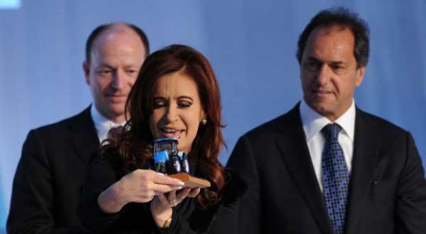 Scioli no quiere depender de CFK: va por otro bono