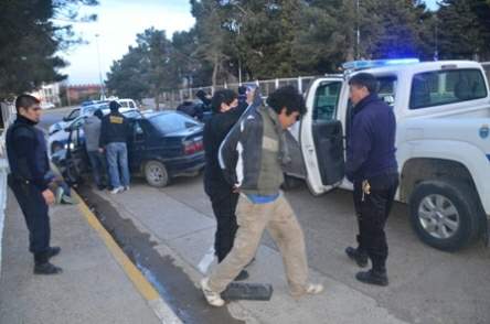 Chocaron contra un cordón y les secuestraron drogas y un arma