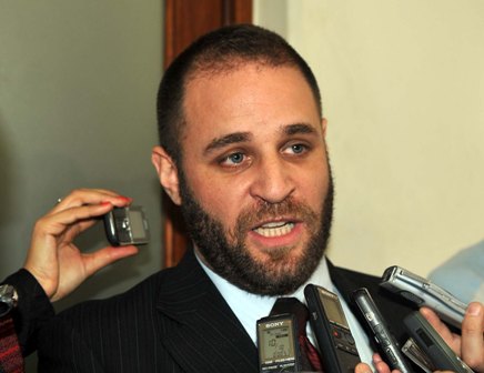 Glinski dice que se trabaja pese a la retención de servicios