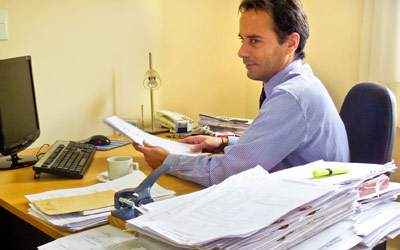 El canillita está al borde de la muerte y sus agresores, libres