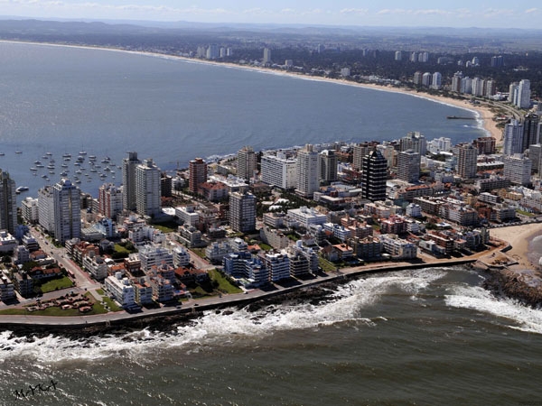 Uruguay busca evitar los controles al dólar y atraer turistas argentinos