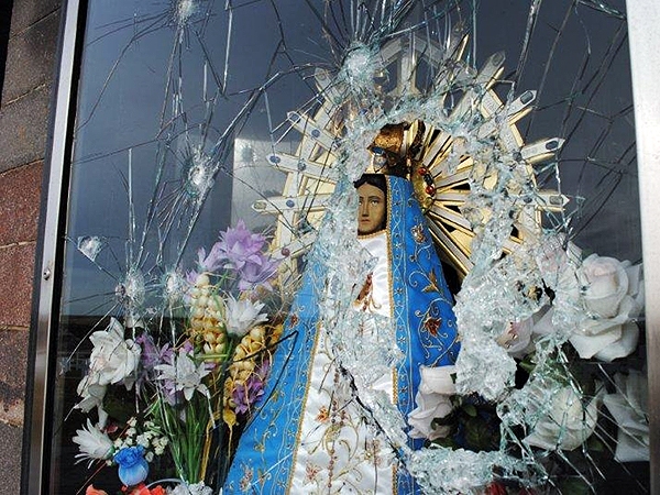 Ingleses condenan ataque a la Virgen en cementerio malvinense