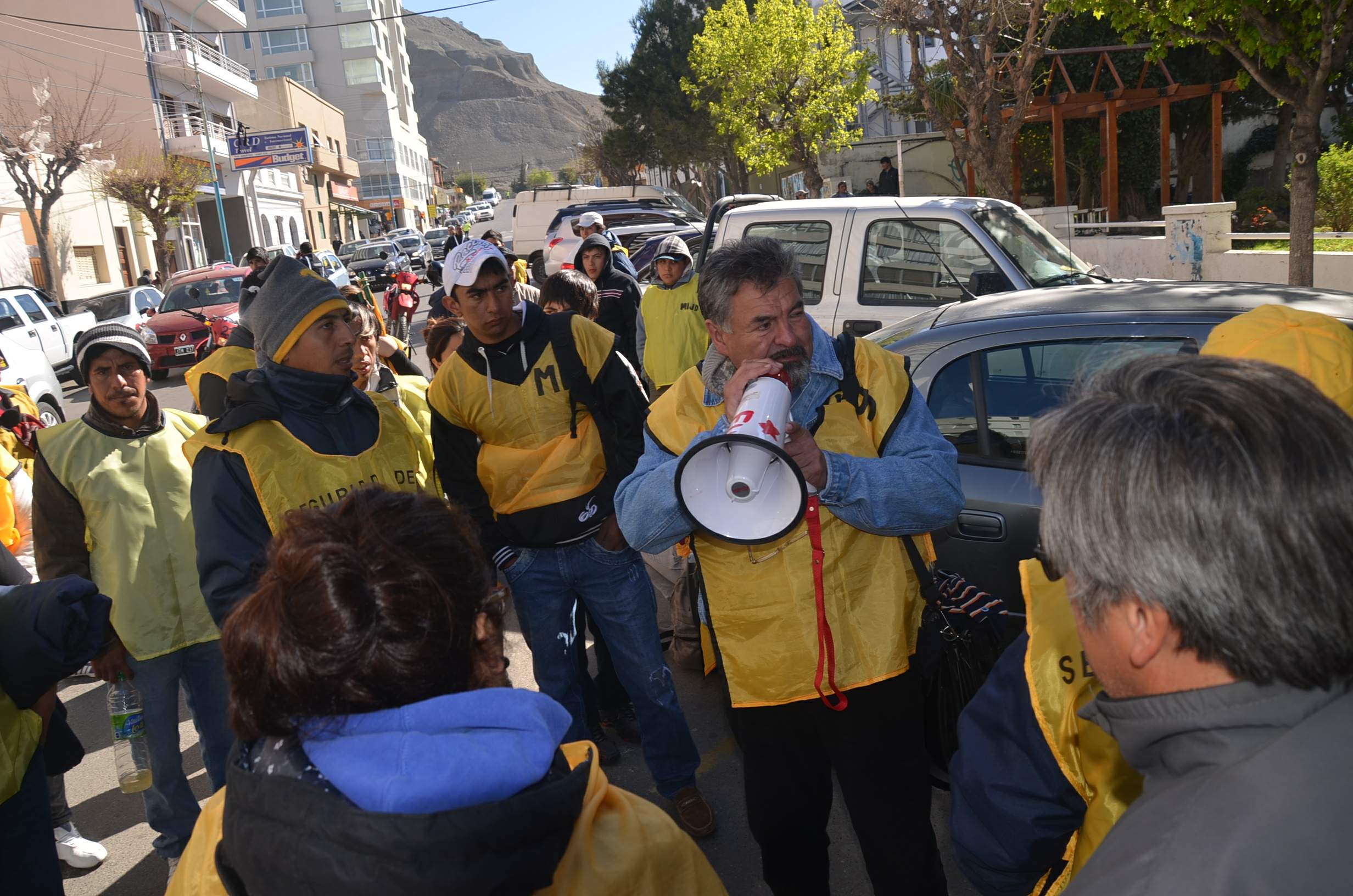 Castells acompaña en Comodoro reclamos por viviendas y servicios
