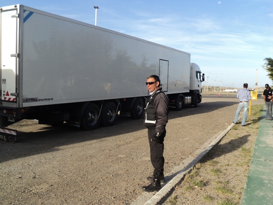 Demoran un camión con 5 mil litros de leche