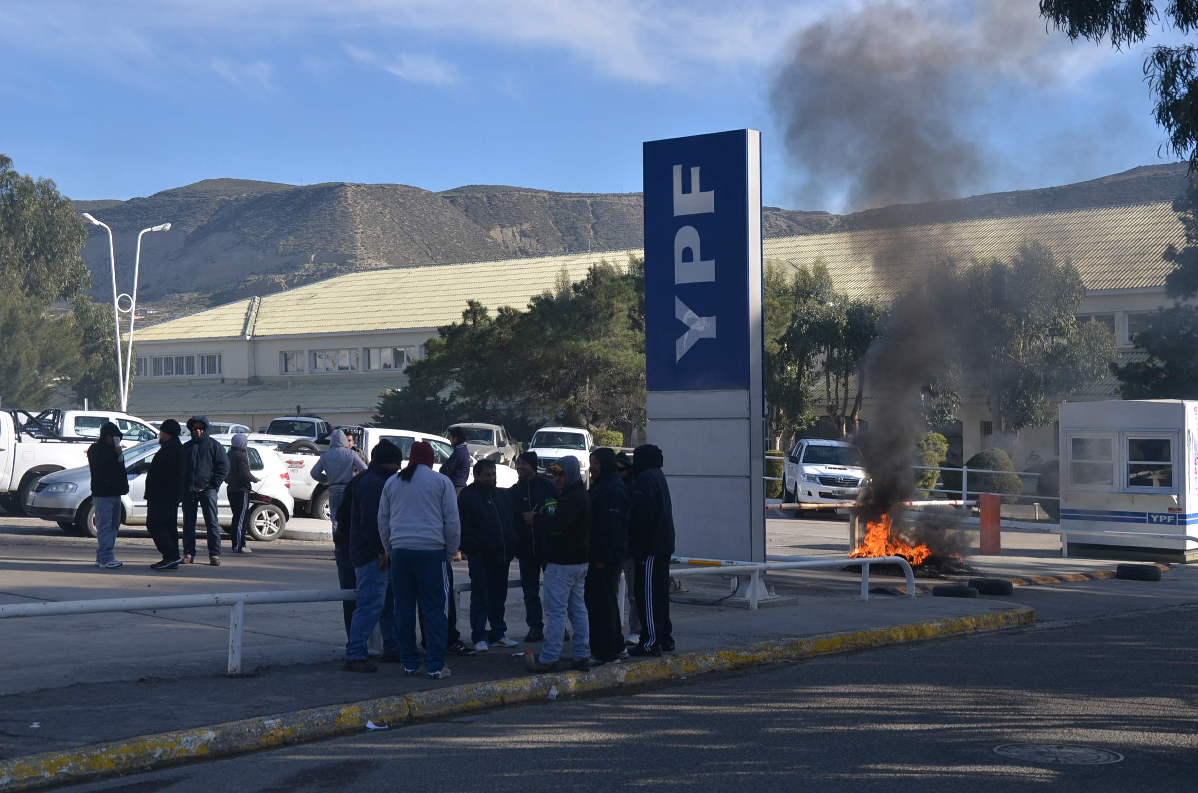 ‘Dragones’ hacen piquete en la Administración de YPF