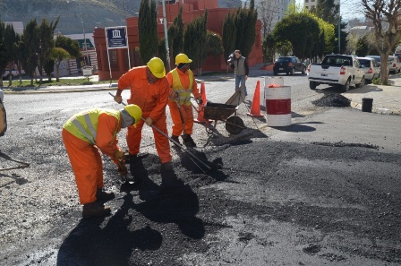 Continúan los trabajos de bacheo en calles de la ciudad