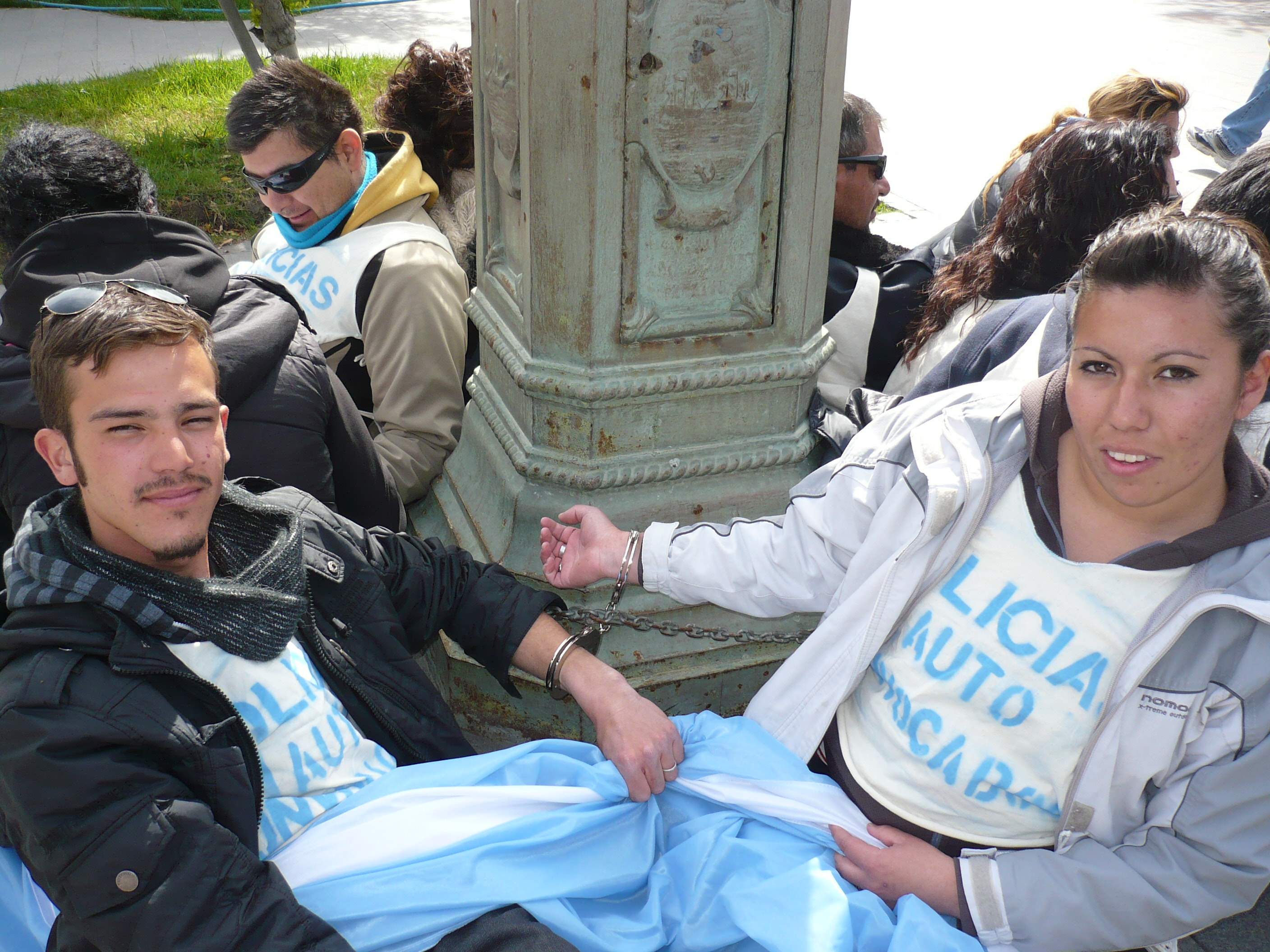 Ocho policías se encadenaron frente a Casa de Gobierno