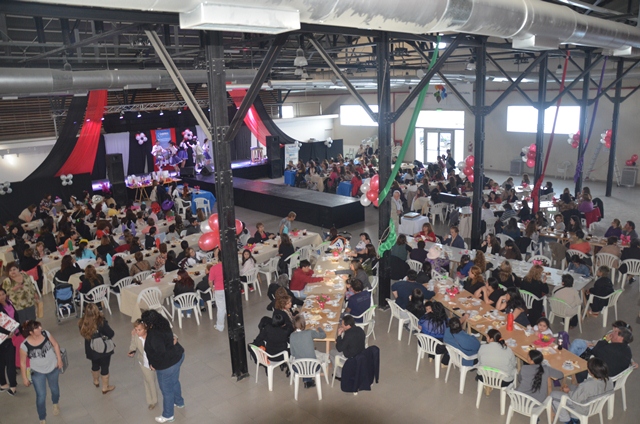 Exitoso Té Desfile de las Vecinales comodorenses