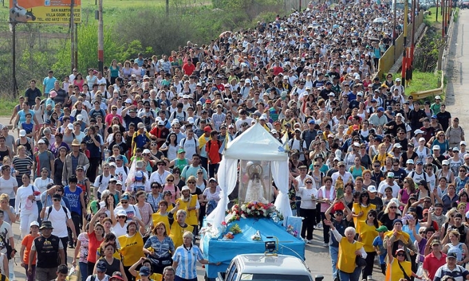 Multitudinaria peregrinación por la Virgen en San Nicolás