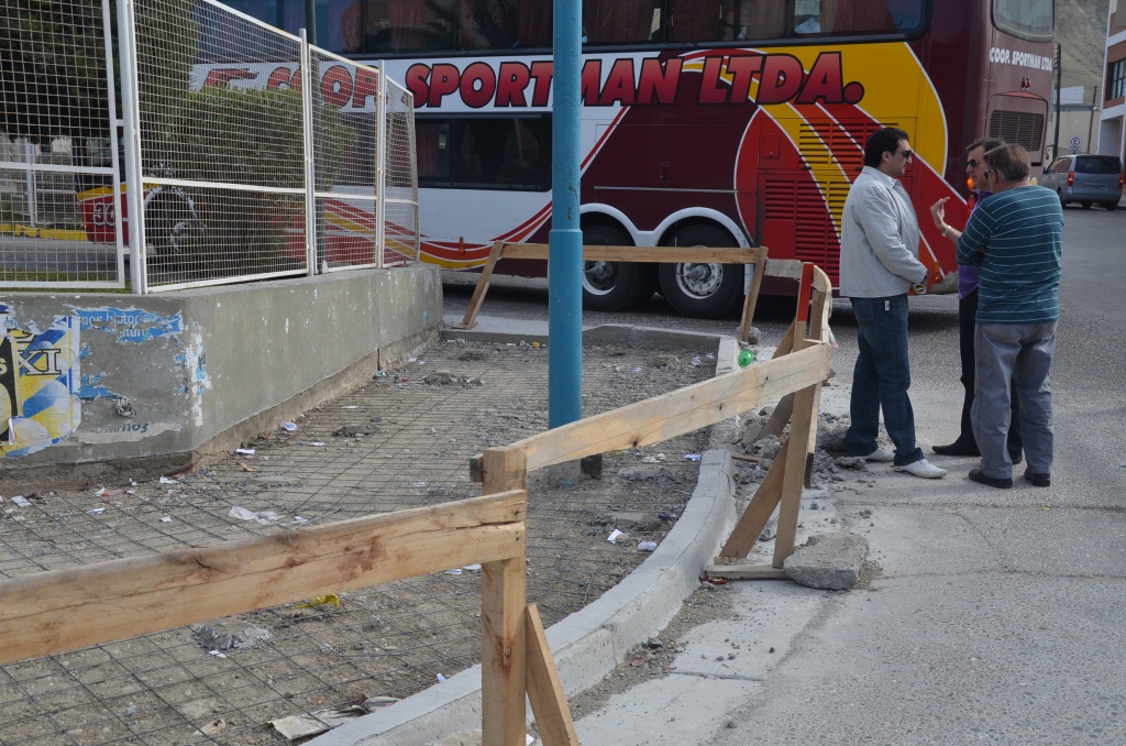 Repavimentan veredas en la terminal de ómnibus