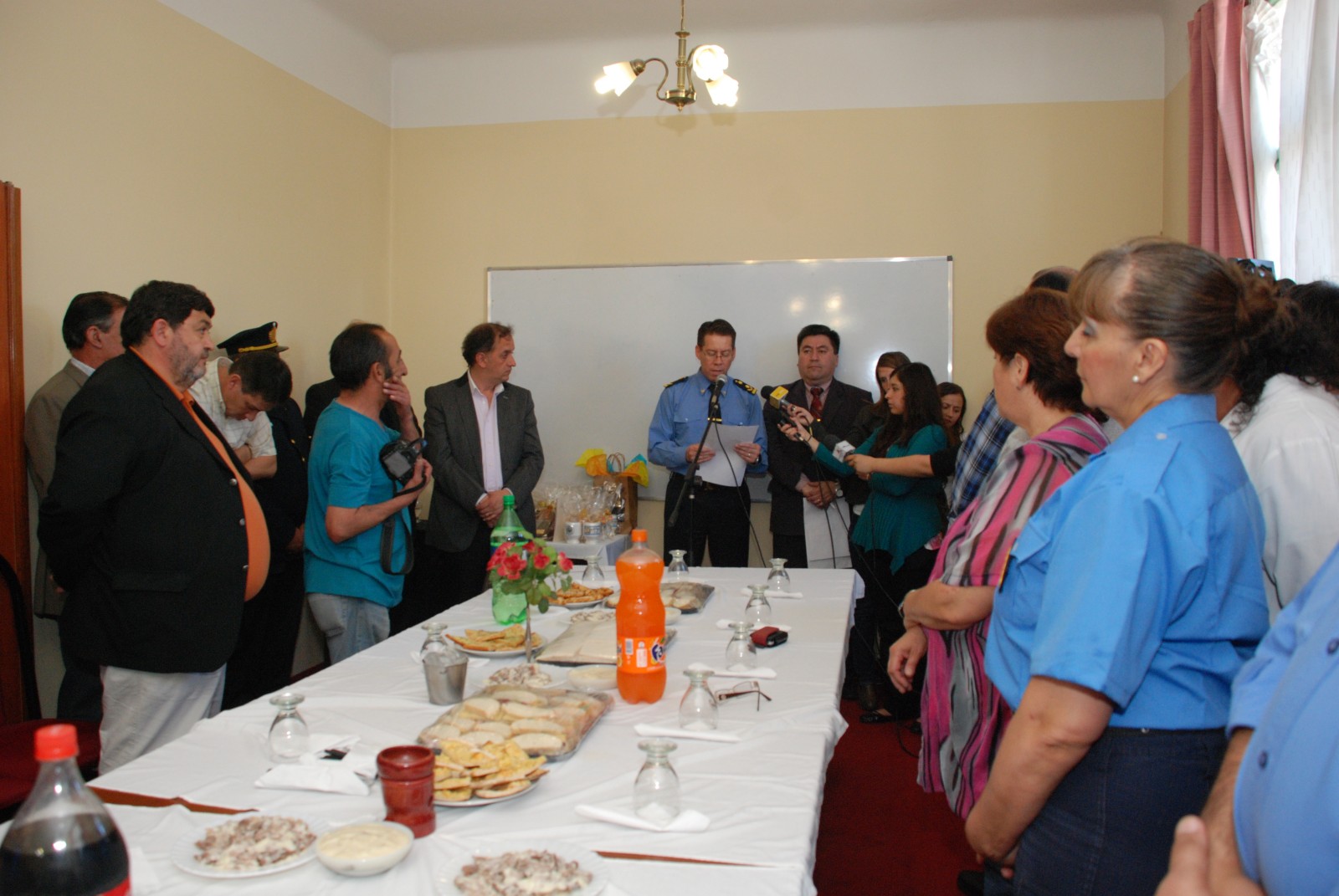 Emotivo retiro de efectivos de la Policía