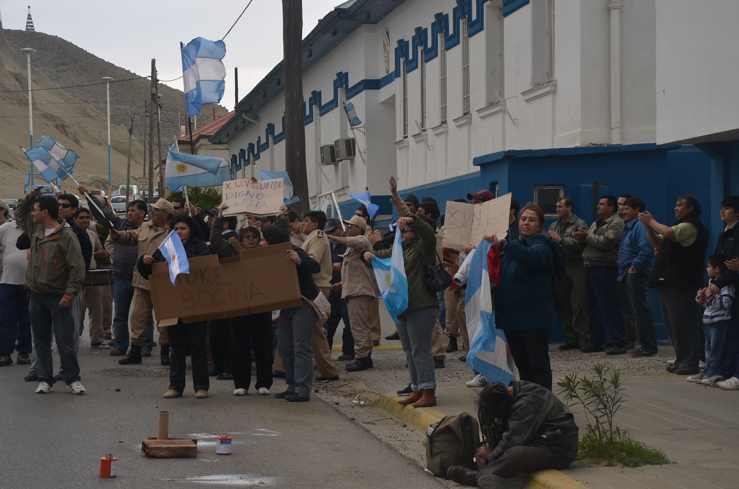 Sigue la protesta de prefectos y gendarmes
