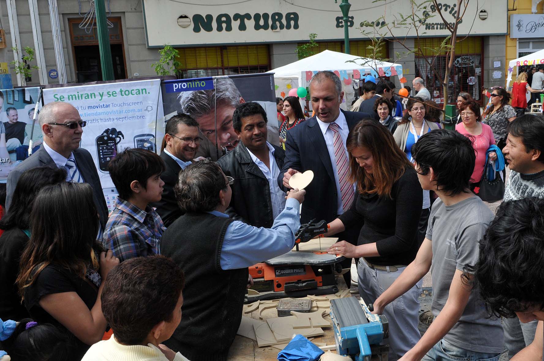 Buzzi firmó contratos de obra y realizó anuncios para el aniversario de Trelew