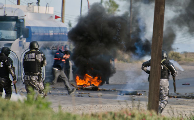 Caleta Olivia: policías desalojan piquete donde amenazaban volar camiones