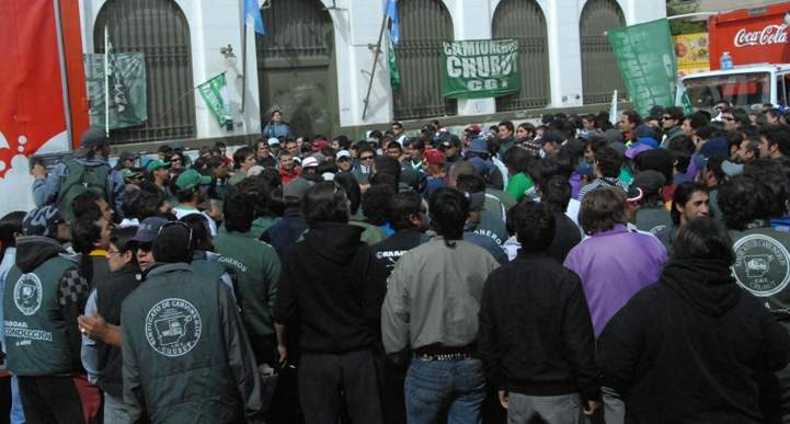 Camioneros escrachan Correo Sur por conflictiva situación