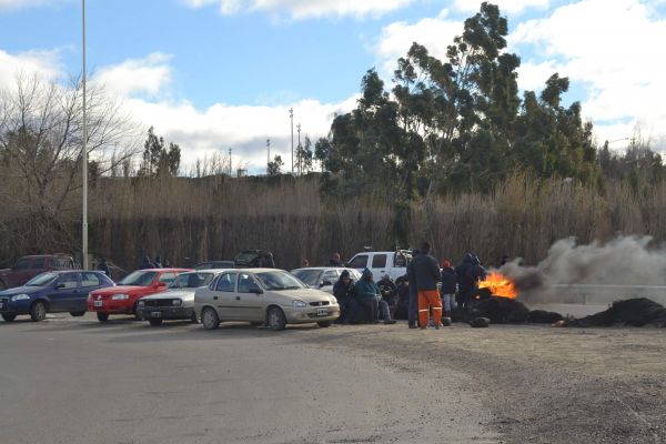 ‘Dragones’ sostienen bloqueos y sus mujeres se concentran en Petrominera