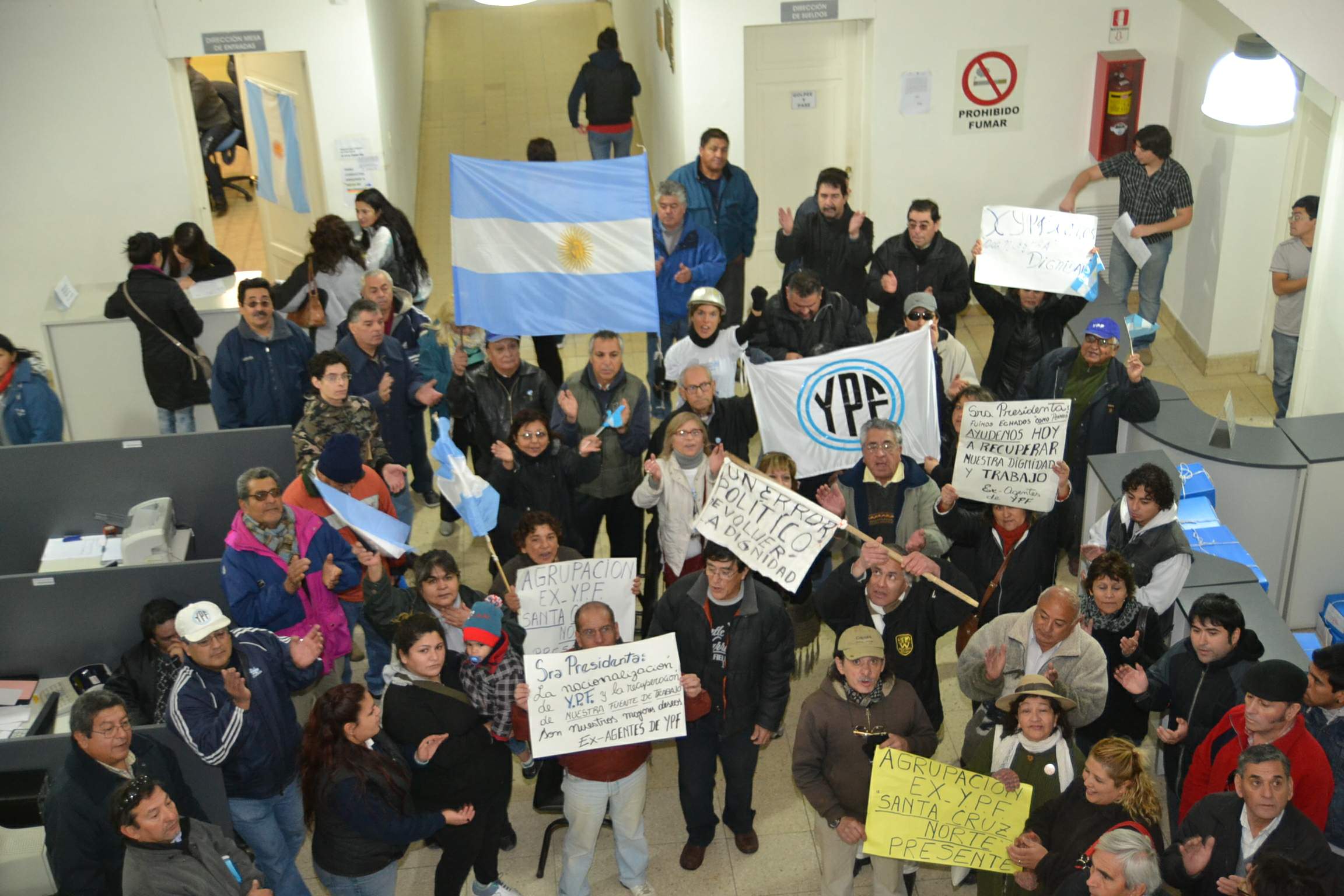 Ex ypefianos siguen acampando fuera de la Administración de YPF