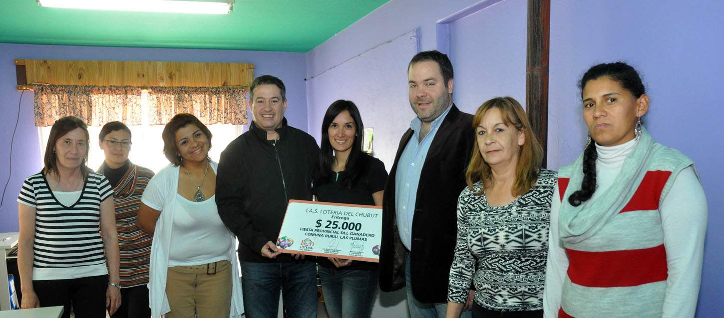 Lotería entregó aporte en la fiesta del ganadero de Las Plumas