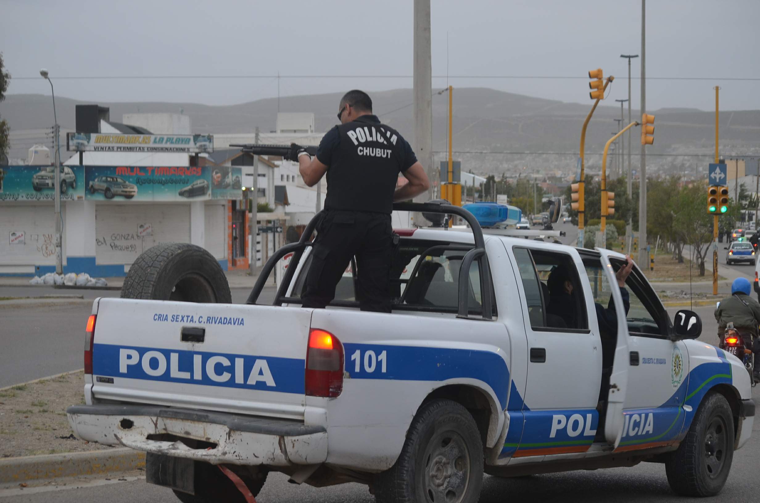 Disparos, piedras y detenidos en la cancha de Huracán