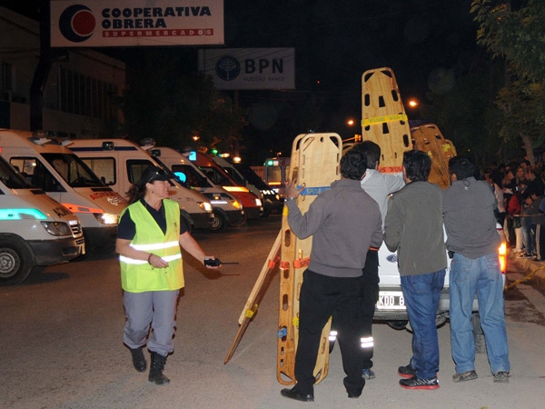 Neuquén: muertos y heridos al caer el techo de un supermercado