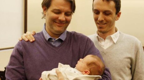 Pareja homosexual comodorense será la segunda en tener un hijo